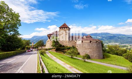 Schloss Vaduz in Liechtenstein, Europa. Malerischer Blick auf das Schloss Royal Vaduz, die Straße, den Himmel und die Alpen. Landschaft des alten Vaduz und Berge im Sommer. Thema von t Stockfoto