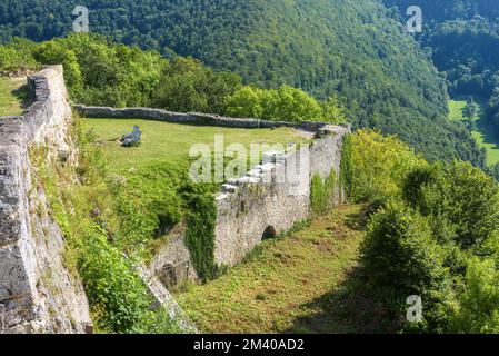 Schloss Hohenurach auf dem Berggipfel, Bad Urach, Deutschland, Europa. Waldlandschaft und verlassene Festungsmauern. Malerischer Blick auf die alte deutsche Burgruine Stockfoto