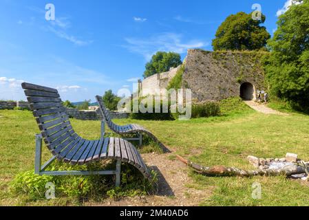 Schloss Hohenurach in Bad Urach bei Stuttgart. Landschaften mit deutschen Festungsruinen im Sommer. Blick auf Bank, alte Mauer, Himmel in den Schwäbischen Alpen. Trav Stockfoto