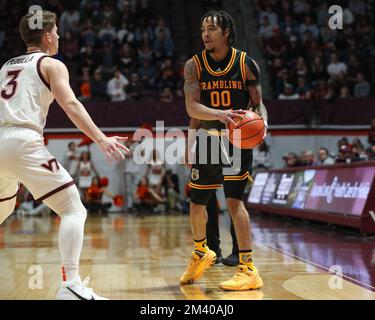 Blacksburg, Virginia, USA. 17.. Dezember 2022. Grambling State Tigers Guard Virshon Cotton (00) zieht beim NCAA-Basketballspiel zwischen den Grambling State Tigers und den Virginia Tech Hokies im Cassell Coliseum in Blacksburg, Virginia, an. Greg Atkins/CSM/Alamy Live News Stockfoto