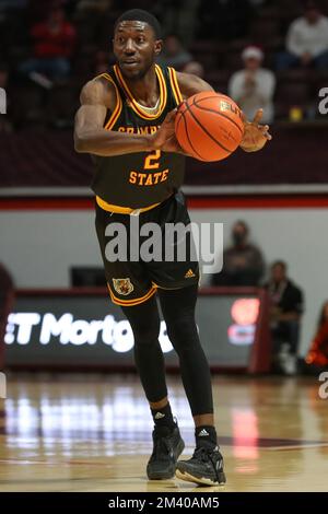 Blacksburg, Virginia, USA. 17.. Dezember 2022. Grambling State Tigers Guard Zahad Munford (2) gibt den Ball während des NCAA-Basketballspiels zwischen den Grambling State Tigers und den Virginia Tech Hokies im Cassell Coliseum in Blacksburg, Virginia, ab. Greg Atkins/CSM/Alamy Live News Stockfoto