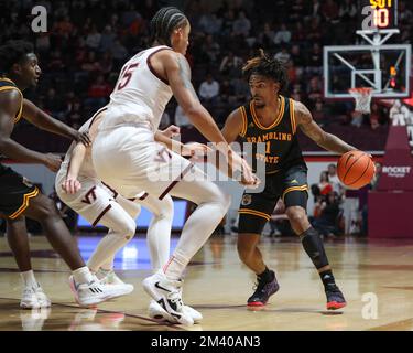 Blacksburg, Virginia, USA. 17.. Dezember 2022. Cameron Christon (1), der Wachmann der Grambling State Tigers, fährt während des NCAA-Basketballspiels zwischen den Grambling State Tigers und den Virginia Tech Hokies im Cassell Coliseum in Blacksburg, Virginia. Greg Atkins/CSM/Alamy Live News Stockfoto