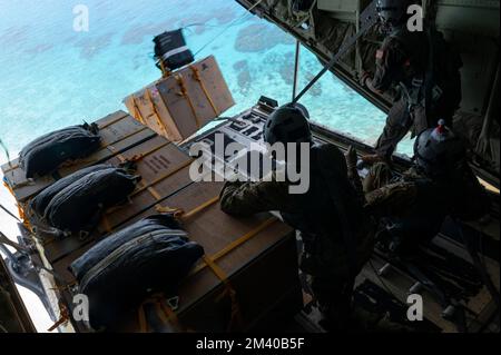 Ulithi-Atoll, Föderierte Staaten von Mikronesien. 05. Dezember 2022. EIN US-AMERIKANISCHER Air Force C-130J Hercules Aircraft Loadmaster schiebt während Operation Christmas Drop 2022, 5. Dezember 2022 in Ulithi Atoll, Carolina Islands, FSM, ein Frachtpaket zur Lieferung. Operation Christmas Drop ist die älteste humanitäre und Katastrophenhilfemission, die 71.000 Pfund Nahrungsmittel, Geschenke und Vorräte zur Unterstützung abgelegener Inselgemeinden im Südpazifik liefert. Kredit: SSGT. Jerreht Harris/US Airforce Photo/Alamy Live News Stockfoto