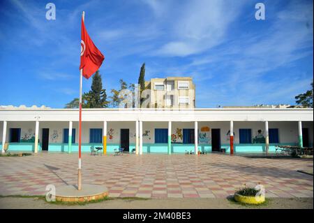 Geringe Beteiligung der Tunesier an den Parlamentswahlen, während die Wahlurnen am 17. Dezember 2022 in Ben Arous, Tunis, Tunesien, leer sind. Das Europäische Parlament beschloss, die Überwachung der Wahlen in Tunesien nicht durchzuführen, und erklärte, dass seine Entscheidung neben den politischen und sozialen Entwicklungen auf der Entscheidung des Afrikanischen Gerichtshofs für Menschenrechte und dem Bericht der Venedig-Kommission beruhe. (Foto: Yassine Mahjoub/Sipa USA) Guthaben: SIPA USA/Alamy Live News Stockfoto