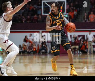 Blacksburg, Virginia, USA. 17.. Dezember 2022. Grambling State Tigers Guard Virshon Cotton (00) versucht, während des NCAA-Basketballspiels zwischen den Grambling State Tigers und den Virginia Tech Hokies im Cassell Coliseum in Blacksburg, Virginia, zu fahren. Greg Atkins/CSM/Alamy Live News Stockfoto