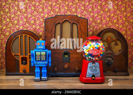 Alte Radios Und Bubblegum Machine Stockfoto