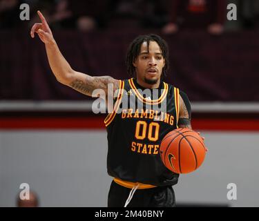 Blacksburg, Virginia, USA. 17.. Dezember 2022. Grambling State Tigers Guard Virshon Cotton (00) bezeichnet im Cassell Coliseum in Blacksburg, Virginia, ein offensive Spiel während des NCAA-Basketballspiels zwischen den Grambling State Tigers und den Virginia Tech Hokies. Greg Atkins/CSM/Alamy Live News Stockfoto