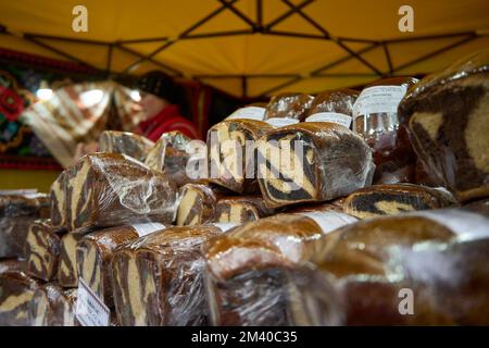 Bukarest, Rumänien - 16. Dezember 2022: Lebensmittelmarkt „rumänische Weihnachtsartikel in Bukarest“, der im Hof des Ministeriums für die Öffentlichkeit zugänglich ist Stockfoto