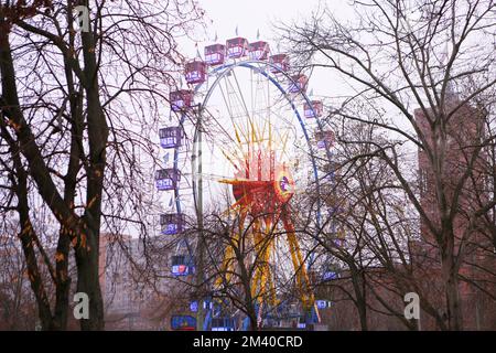 Berlin, Berlin-Mitte, Deutschland. 17.. Dezember 2022. Berlin-Mitte: Das 50 Meter lange Riesenrad mit seinen beheizten Panoramagondeln. Der Blick erstreckt sich bis zum Brandenburger Tor, Potsdamer Platz und auch bis zum Funkturm. (Kreditbild: © Simone Kuhlmey/Pacific Press via ZUMA Press Wire) Stockfoto