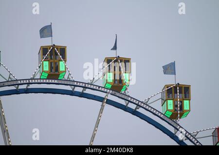 Berlin, Berlin-Mitte, Deutschland. 17.. Dezember 2022. Berlin-Mitte: Das 50 Meter lange Riesenrad mit seinen beheizten Panoramagondeln. Der Blick erstreckt sich bis zum Brandenburger Tor, Potsdamer Platz und auch bis zum Funkturm. (Kreditbild: © Simone Kuhlmey/Pacific Press via ZUMA Press Wire) Stockfoto