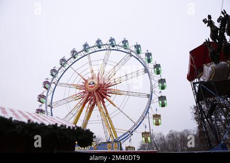 Berlin, Berlin-Mitte, Deutschland. 17.. Dezember 2022. Berlin-Mitte: Das 50 Meter lange Riesenrad mit seinen beheizten Panoramagondeln. Der Blick erstreckt sich bis zum Brandenburger Tor, Potsdamer Platz und auch bis zum Funkturm. (Kreditbild: © Simone Kuhlmey/Pacific Press via ZUMA Press Wire) Stockfoto