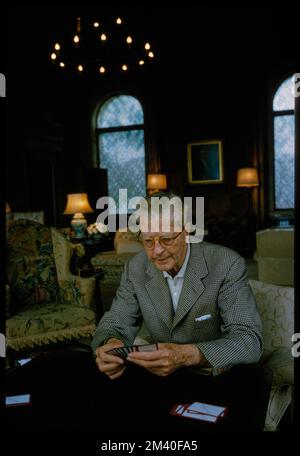 Harold Vanderbilt Playing Bridge, Toni Frissell, Antoinette Frissell Bacon, Antoinette Frissell Stockfoto