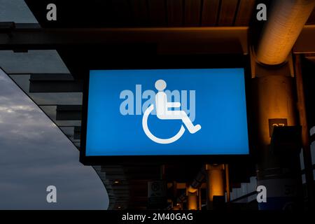 Am frühen Morgen, Mississauga, Ontario, Kanada, befindet sich ein Schild mit Handicap am Fluggastabsetzer am Rande des Flughafens Toronto Pearson International. Stockfoto