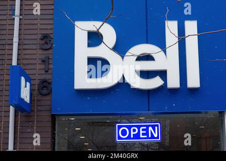 Toronto, ON, Kanada – 2. Dezember 2022: Bell Media Studio-Schild auf dem Gebäude in Downtown Toronto, einem Fernseh-/Radiosender von Bell Canada's Stockfoto