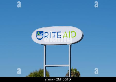 Ein Rite Aid Stangenschild mit blauem Himmel im Hintergrund. Stockfoto