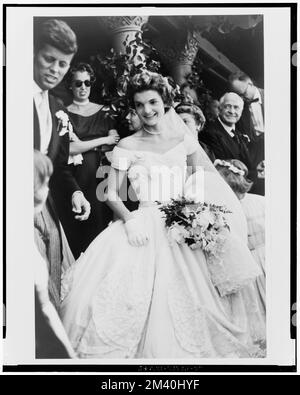 Jacqueline Bouvier an ihrem Hochzeitstag, mit Jack Kennedy auf der linken Seite, etwas aus dem Rahmen gerissen, Toni Frissell, Antoinette Frissell Bacon, Antoinette Frissell Stockfoto