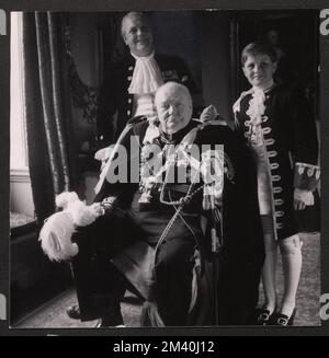 Sir Winston, sein Sohn Randolf, d. h. Randolph, und Enkel Winston in Krönungsgewändern, Toni Frissell, Antoinette Frissell Bacon, Antoinette Frissell Stockfoto