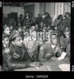 Mitglieder der Army Air Force 332. Fighter Group in einem Besprechungsraum, Ramitelli, Italien, Toni Frissell, Antoinette Frissell Bacon, Antoinette Frissell Stockfoto