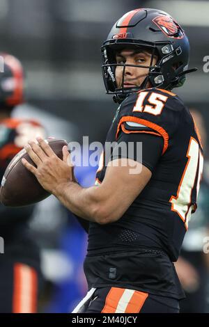 Las Vegas, NV, USA. 17.. Dezember 2022. Der Quarterback der Oregon State Beavers Dom Montiel (15) wärmt sich vor dem Start des SRS Distribution Las Vegas Bowl auf, in dem die Florida Gators und die Oregon State Beavers im Allegiant Stadium in Las Vegas, NV, zu sehen sind. Christopher Trim/CSM/Alamy Live News Stockfoto