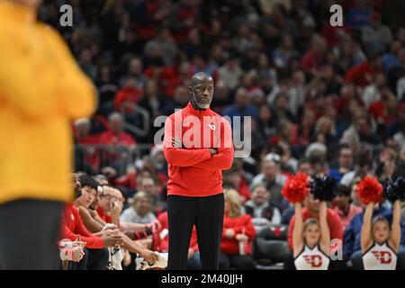 Chicago, Illinois, USA. 17.. Dezember 2022. Der Cheftrainer von Dayton Flyers, Anthony Grant, schaut beim NCAA-Basketballspiel zwischen Dayton und Wyoming im United Center in Chicago, Illinois, vorbei. Dean Reid/CSM/Alamy Live News Stockfoto