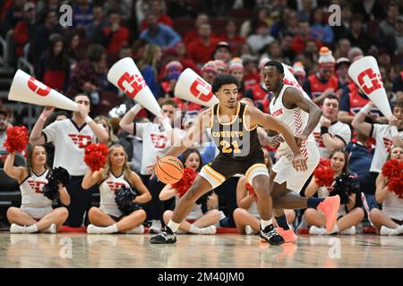 Chicago, Illinois, USA. 17.. Dezember 2022. Wyoming Cowboys bewachen Noah Reynolds (21) während des NCAA-Basketballspiels zwischen Dayton und Wyoming im United Center in Chicago, Illinois. Dean Reid/CSM/Alamy Live News Stockfoto