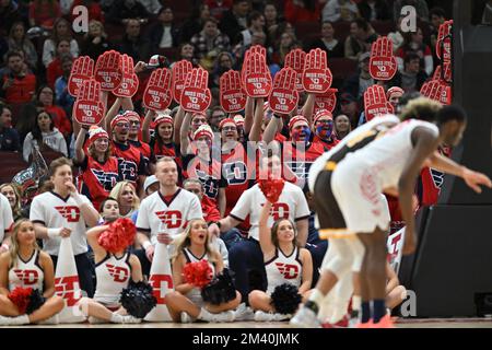 Chicago, Illinois, USA. 17.. Dezember 2022. Dayton Flyers Band und Cheerleader jubeln während des NCAA-Basketballspiels zwischen Dayton und Wyoming im United Center in Chicago, Illinois. Dean Reid/CSM/Alamy Live News Stockfoto