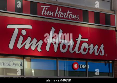 Toronto, ON, Kanada - 08. Dezember 2022: Tim Hortons Inc., allgemein unter dem Spitznamen Tim's oder Timmie's, ist ein kanadisches multinationales Kaffeehaus und Restaurant Stockfoto