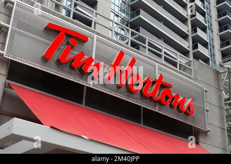 Toronto, ON, Kanada - 08. Dezember 2022: Tim Hortons Inc., allgemein unter dem Spitznamen Tim's oder Timmie's, ist ein kanadisches multinationales Kaffeehaus und Restaurant Stockfoto