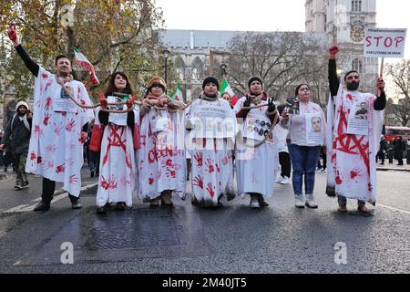 London, Großbritannien. 17.. Dezember 2022. Demonstranten versammelten sich in Westminster, um die Lage im Iran aufzuzeigen, nachdem zwei Hinrichtungen von der Geistlichen Regierung durchgeführt wurden, wobei zwei weitere Menschen in unmittelbarer Gefahr waren. Weitere 25 weitere wurden nach Angaben von Amnesty International wegen öffentlicher Proteste angeklagt und verurteilt. Schätzungsweise 18.000 wurden verhaftet, seit der Tod einer jungen iranisch-kurdischen Frau Mahsa Amini vor drei Monaten in Polizeigewahrsam Massenproteste ausgelöst hat. Kredit: Elfte Stunde Fotografie/Alamy Live News Stockfoto