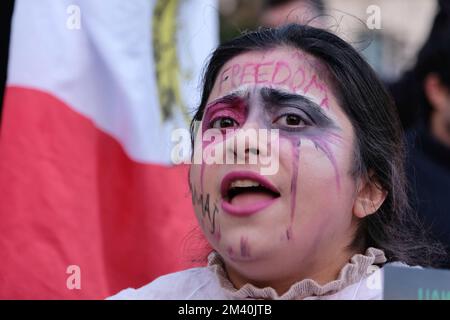 London, Großbritannien. 17.. Dezember 2022. Demonstranten versammelten sich in Westminster, um die Lage im Iran aufzuzeigen, nachdem zwei Hinrichtungen von der Geistlichen Regierung durchgeführt wurden, wobei zwei weitere Menschen in unmittelbarer Gefahr waren. Weitere 25 weitere wurden nach Angaben von Amnesty International wegen öffentlicher Proteste angeklagt und verurteilt. Schätzungsweise 18.000 wurden verhaftet, seit der Tod einer jungen iranisch-kurdischen Frau Mahsa Amini vor drei Monaten in Polizeigewahrsam Massenproteste ausgelöst hat. Kredit: Elfte Stunde Fotografie/Alamy Live News Stockfoto