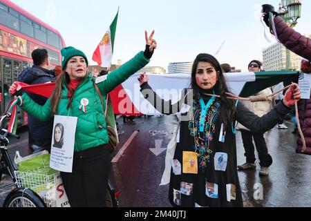 London, Großbritannien. 17.. Dezember 2022. Demonstranten versammelten sich in Westminster, um die Lage im Iran aufzuzeigen, nachdem zwei Hinrichtungen von der Geistlichen Regierung durchgeführt wurden, wobei zwei weitere Menschen in unmittelbarer Gefahr waren. Weitere 25 weitere wurden nach Angaben von Amnesty International wegen öffentlicher Proteste angeklagt und verurteilt. Schätzungsweise 18.000 wurden verhaftet, seit der Tod einer jungen iranisch-kurdischen Frau Mahsa Amini vor drei Monaten in Polizeigewahrsam Massenproteste ausgelöst hat. Kredit: Elfte Stunde Fotografie/Alamy Live News Stockfoto