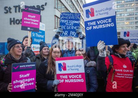 London, England, Großbritannien. 15.. Dezember 2022. Krankenschwestern werden vor dem St. Thomas Hospital an der Streiklinie gesehen, während Zehntausende von Krankenschwestern über Bezahlung und Bedingungen streiken. (Bild: © Tayfun Salci/ZUMA Press Wire) Stockfoto