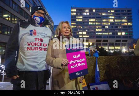 London, England, Großbritannien. 15.. Dezember 2022. General Secretary of Royal College of Nursing PAT CULLEN wird gesehen, wie er vor dem St. Thomas Hospital mit der Presse spricht, während Zehntausende von Krankenschwestern streiken, um Lohn und Bedingungen. (Bild: © Tayfun Salci/ZUMA Press Wire) Stockfoto