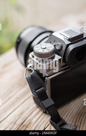 Spiegellose Digitalkamera, bereit für die Aufnahme eines Fotos. Moderne MILC-Kamera für Außenaufnahmen. Niemand, selektiver Fokus, verschwommener Hintergrund Stockfoto