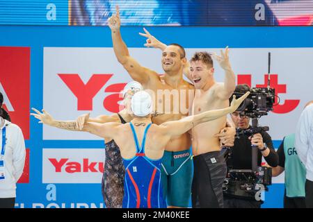 Melbourne, Victoria, Australien. 16.. Dezember 2022. MELBOURNE, AUSTRALIEN - 16. DEZEMBER: Französisches Team von Maxime GROUSSET, Florent MANAUDOU, Beryl GASTALDELLO und Melanie HENIQUE feiert am 16. Dezember 2022 in Melbourne, Australien, den Sieg des gemischten 4x50-m-Freestyle-Staffels bei den FINA World Short Course Swimming Championships 2022 im Melbourne Sports and Aquatic Centre (Bonusbild: © Chris Putnam/ZUMA Press Wire) Stockfoto