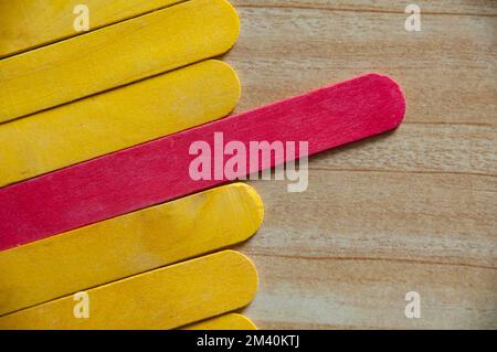 Draufsicht der farbigen Holzstäbe mit anpassbarem Textbereich. Konzept für Kopierbereich und farbigen Hintergrund. Stockfoto