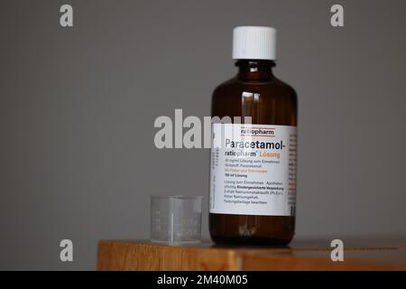 Berlin, Deutschland. 17.. Dezember 2022. Betrachtung des Fiebersaftes aus Rationpharm mit dem Wirkstoff Paracetamol. Kredit: Jörg Carstensen/dpa/Alamy Live News Stockfoto