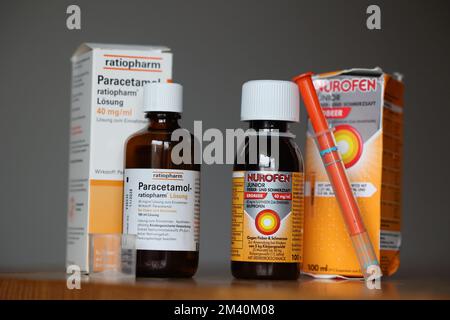 Berlin, Deutschland. 17.. Dezember 2022. Die Fiebersäfte für Kinder, links mit dem Wirkstoff Paracetamol aus Rationpharm, rechts mit dem Wirkstoff Ibuprofen aus Nurofen. Kredit: Jörg Carstensen/dpa/Alamy Live News Stockfoto