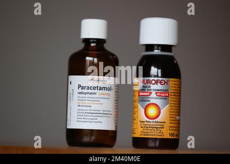 Berlin, Deutschland. 17.. Dezember 2022. Die Fiebersäfte für Kinder, links mit dem Wirkstoff Paracetamol aus Rationpharm, rechts mit dem Wirkstoff Ibuprofen aus Nurofen. Kredit: Jörg Carstensen/dpa/Alamy Live News Stockfoto