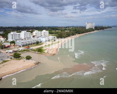 Strand und Resorts am Phayun Beach in Ban Chang, Provinz Rayong in Thailand. MAP Ta stellt Industrieanlagen in den Hintergrund. Stockfoto