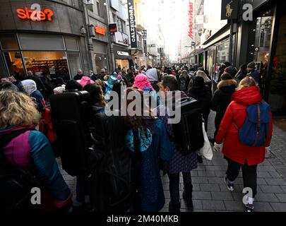 Köln, Deutschland. 17.. Dezember 2022. Am letzten Wochenende vor Weihnachten drängen sich die Leute in der Hohe Straße, der Einkaufsstraße der Stadt. Kredit: Roberto Pfeil/dpa/Alamy Live News Stockfoto