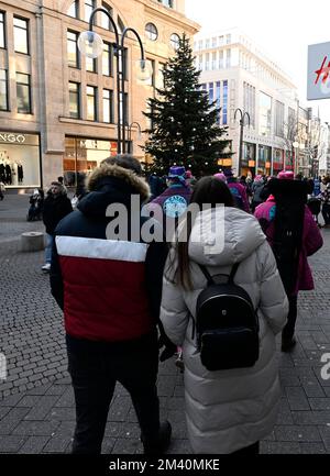 Köln, Deutschland. 17.. Dezember 2022. Am letzten Wochenende vor Weihnachten drängen sich die Leute in der Hohe Straße, der Einkaufsstraße der Stadt. Kredit: Roberto Pfeil/dpa/Alamy Live News Stockfoto