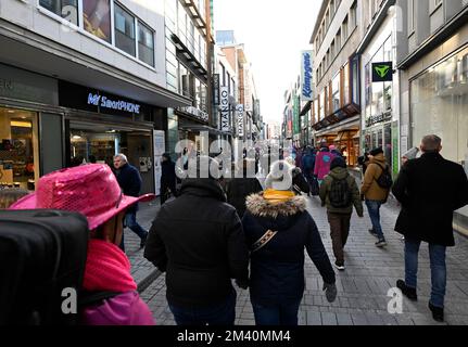 Köln, Deutschland. 17.. Dezember 2022. Am letzten Wochenende vor Weihnachten drängen sich die Leute in der Hohe Straße, der Einkaufsstraße der Stadt. Kredit: Roberto Pfeil/dpa/Alamy Live News Stockfoto