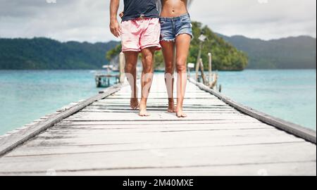 Ich verbringe Zeit mit meiner Geliebten. Ein unbekanntes Paar, das während eines Urlaubs eine Promenade mit Blick auf das Meer entlang ging. Stockfoto