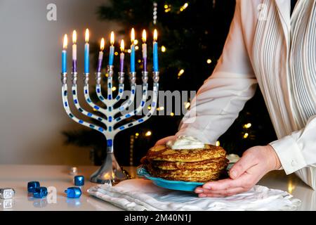 Die knusprigen Kartoffellatkes, die während Hanukkah serviert werden, sind traditionelle jüdische Gerichte. Stockfoto