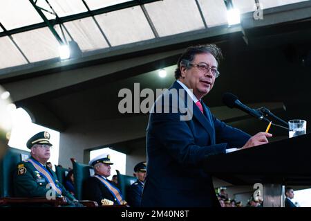 Bogota, Kolumbien. 17.. Dezember 2022. Der kolumbianische Präsident Gustavo Petro hält eine Rede während der Beförderungszeremonie der neuen Generäle und Admirale der Polizei und der Streitkräfte an der Jose Maria Cordova Military School in Bogota, Kolumbien, am 17. Dezember 2022. Foto: S. Barros/Long Visual Press Credit: Long Visual Press/Alamy Live News Stockfoto