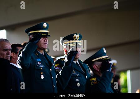 Bogota, Kolumbien. 17.. Dezember 2022. Kolumbianische Armee-Brigadegeneräle während der Beförderungszeremonie der neuen Generäle und Admirale der Polizei und der Streitkräfte an der Jose Maria Cordova Military School in Bogota, Kolumbien am 17. Dezember 2022. Foto: S. Barros/Long Visual Press Credit: Long Visual Press/Alamy Live News Stockfoto