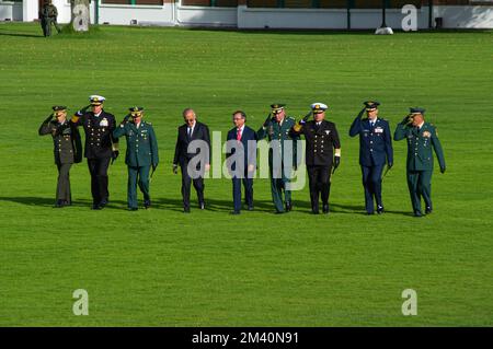 Bogota, Kolumbien. 17.. Dezember 2022. Kolumbianischer Präsident Gustavo Petro (R) und Verteidigungsminister Ivan Velasquez in Begleitung des gemeinsamen Stabschefs während der Beförderungszeremonie der neuen Generäle und Admirale der Polizei und der Streitkräfte an der Militärschule Jose Maria Cordova in Bogota, Kolumbien am 17. Dezember 2022. Foto: Sebastian Barros/Long Visual Press Credit: Long Visual Press/Alamy Live News Stockfoto