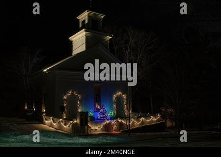 Historic Taylors Falls United Methodist Church, erbaut 1861 zu Weihnachten in Taylors Falls, Minnesota, USA Stockfoto