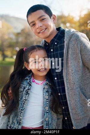 Es gibt keinen Bruder wie einen großen Bruder. Ein süßer Bruder und eine süße Schwester, die einen lustigen Tag im Park haben. Stockfoto